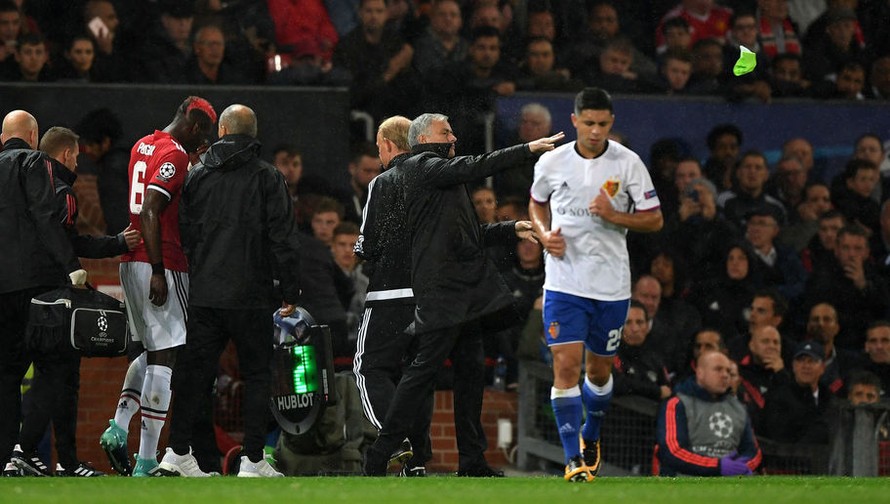HLV Mourinho nổi điên khi biết nguyên nhân khiến Pogba chấn thương.