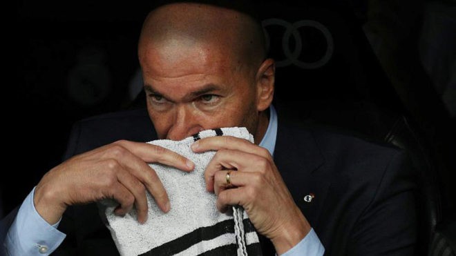 HLV Zinedine Zidane không hiểu sao trái bóng không chịu đi vào lưới.