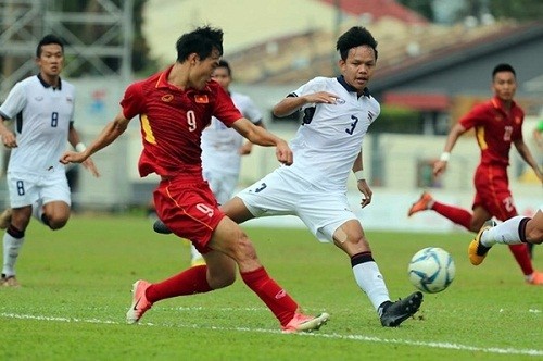 U23 Việt Nam tại đấu U23 Thái Lan vào tháng 12.