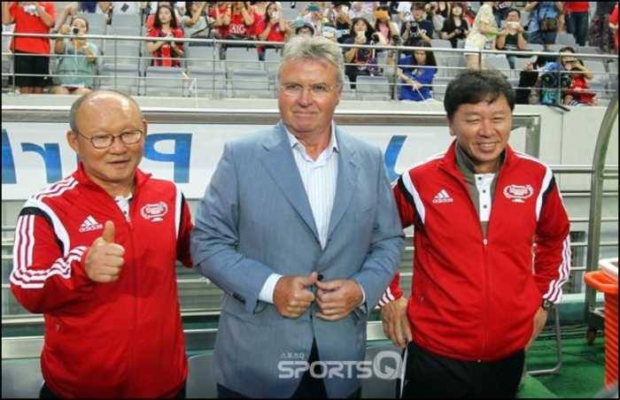 HLV Chung Hae Seong (phải) khi còn làm trợ lý cho HLV Guus Hiddink.