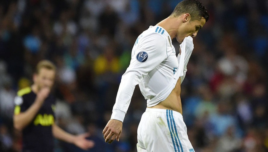 Ronaldo thất vọng khi Real Madrid không thể thắng Tottenham.