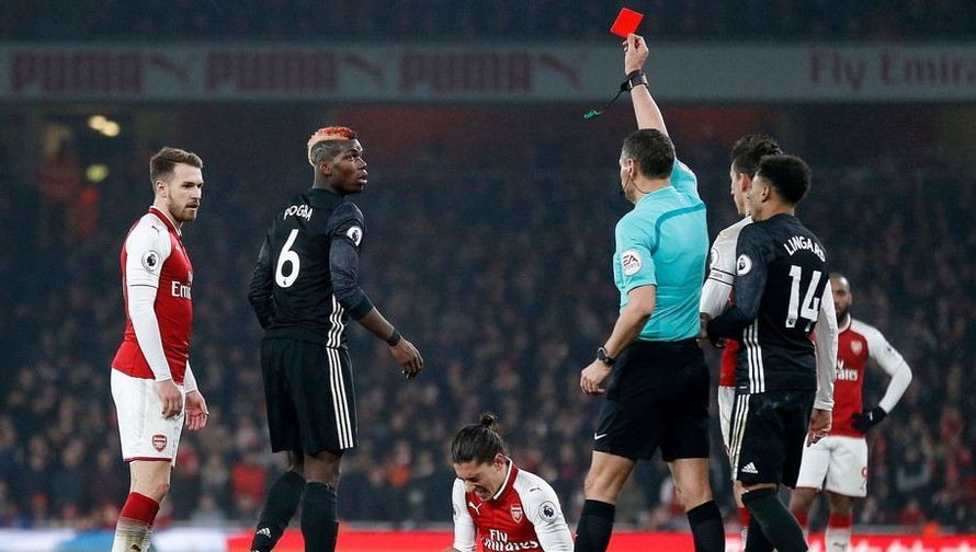 Pogba nhận thẻ đỏ trực tiếp vì phạm lỗi thô bạo với Hector Bellerin.