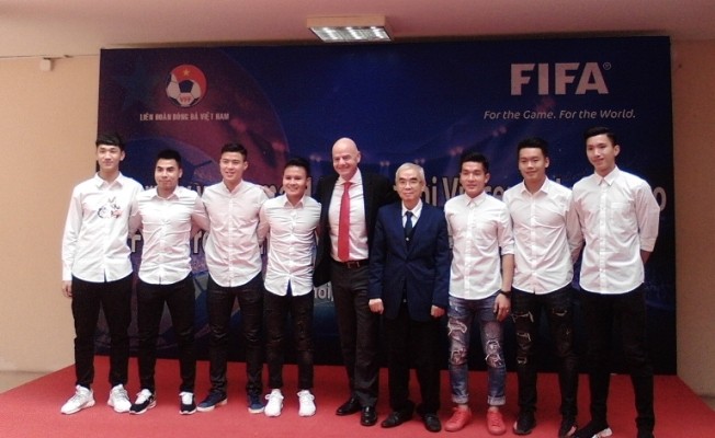 Chủ tịch FIFA Gianni Infantino chụp hình cùng các cầu thủ U23 Việt Nam.