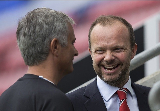 HLV Jose Mourinho cầu cạnh Phó chủ tịch Ed Woodward khi bị CĐV nhà quay lưng.