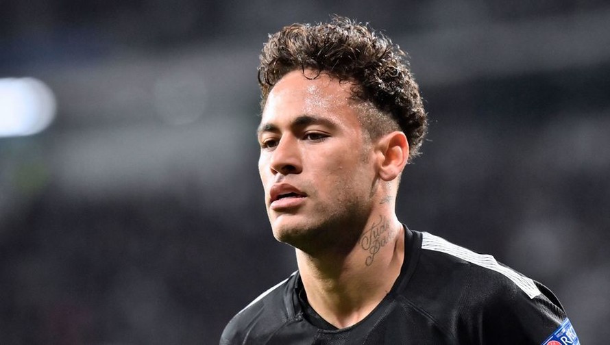 Neymar thất vọng khi PSG bị loại sớm khỏi Champions League.