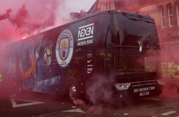 Xe bus của Man City bị CĐV Liverpool tấn công.