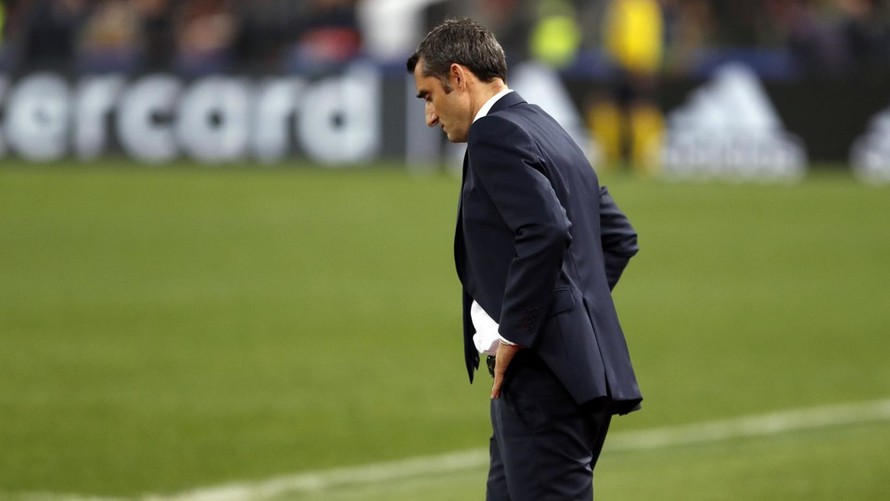 HLV Ernesto Valverde thất vọng khi Barcelona thua thảm AS Roma.