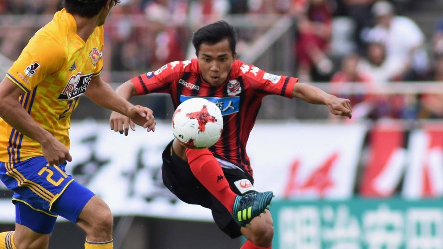 Chanathip Songkrasin thi đấu ấn tượng trong màu áo CLB Consadole Sapporo.