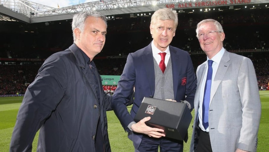 HLV Arsene Wenger nhận món quà từ Sir Alex Ferguson.