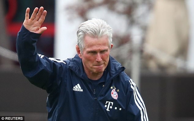 HLV Jupp Heynckes thất vọng khi Bayern Munich bị loại.