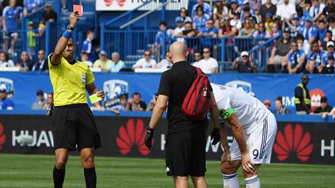 Bản tin thể thao: Ibrahimovic bị đuổi vì tát đối thủ đôm đốp