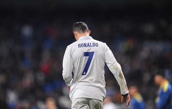 Cristiano Ronaldo không hài lòng khi chưa được tăng lương.