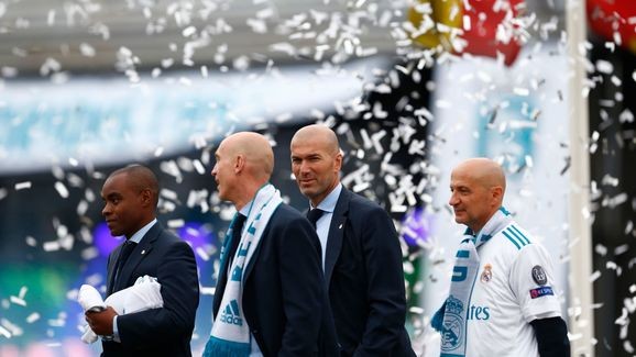 HLV Zinedine Zidane đã bỏ qua 20 triệu euro để rời Real.