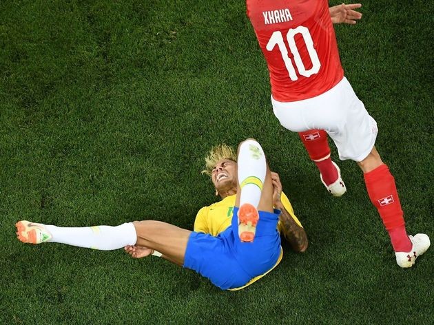 Neymar liên tục bị các cầu thủ Thụy Sĩ phạm lỗi.