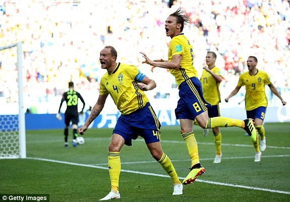 Các cầu thủ Thụy Điển ăn mừng bàn mở tỷ số.