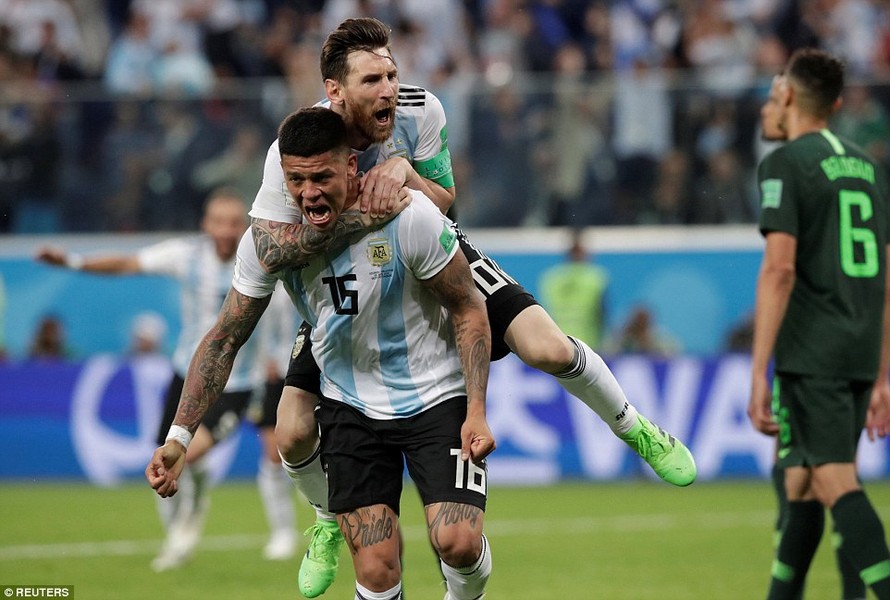 Messi và Marcos Rojo là hai người hùng của Argentina trong trận thắng Nigeria.