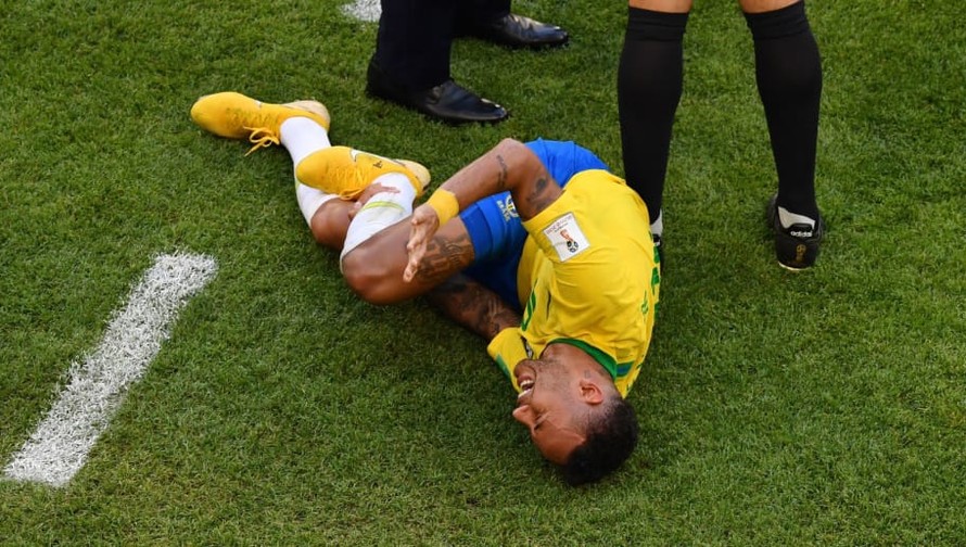 Neymar bị chỉ trích vì ăn vạ quá lố.