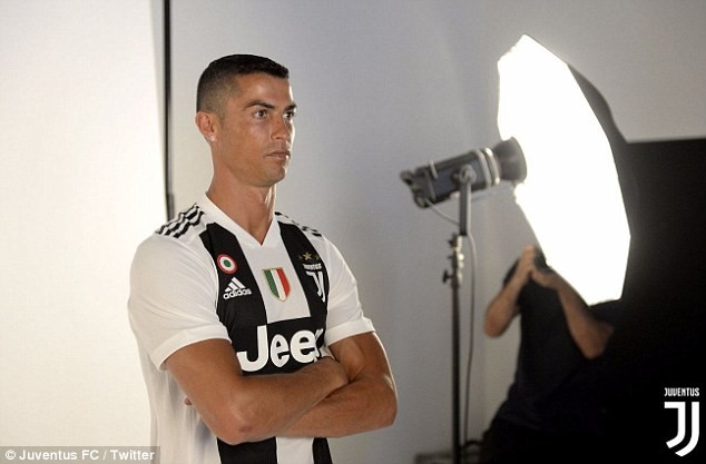 Cristiano Ronaldo ra mắt Juventus bằng chuyến làm khách tới Chievo.
