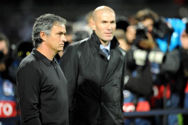 HLV Zinedine Zidane sẵn sàng thay thế Mourinho ở M.U?