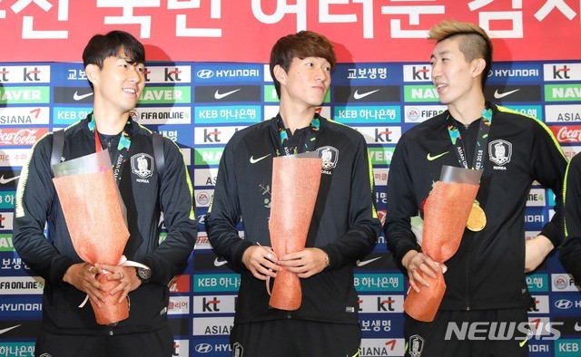 Các thành viên ĐT Olympic Hàn Quốc được chào đón tại quê nhà.