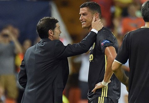 Cristiano Ronaldo bật khóc khi nhận thẻ đỏ.