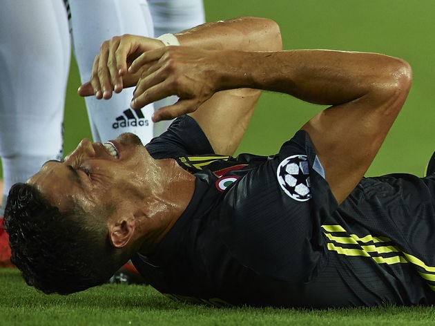 Cristiano Ronaldo thất vọng với thẻ đỏ phải nhận trong trận đấu với Valencia.
