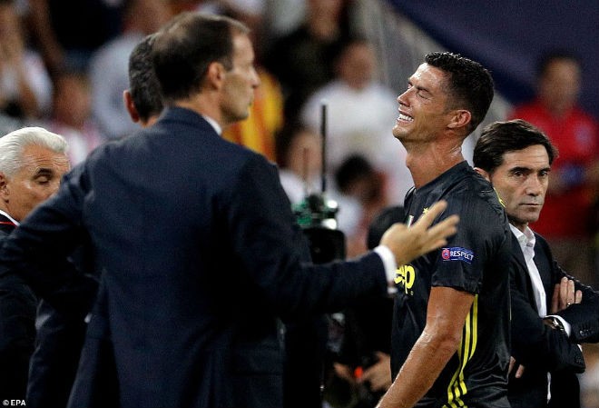 Cristiano Ronaldo nhận thẻ đỏ gây tranh cãi.