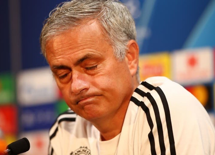 HLV Mourinho đối mặt những áp lực cực lớn.