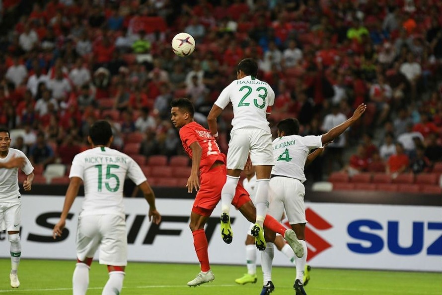 ĐT Indonesia (áo đỏ) nhọc nhằn giành 3 điểm trước Timor Leste.