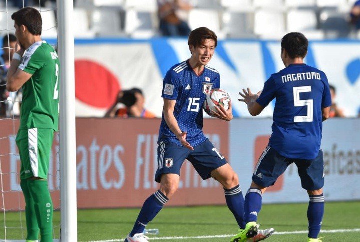 Yuya Osako ăn mừng bàn thắng cho Nhật Bản.