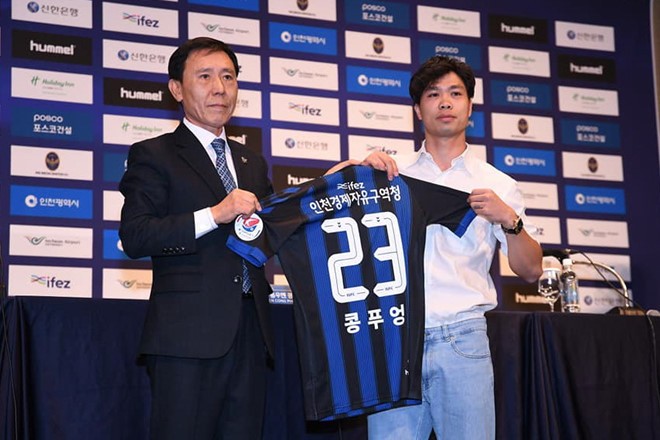 Công Phượng trong ngày ký hợp đồng với Incheon United.