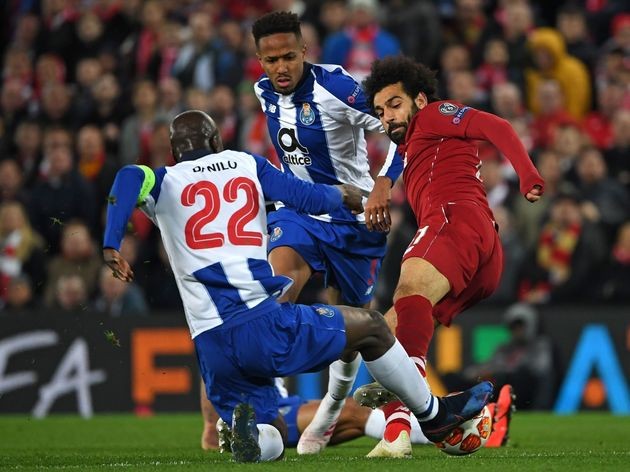 Tình huống Mohamed Salah vào bóng triệt hạ đối với Danilo.