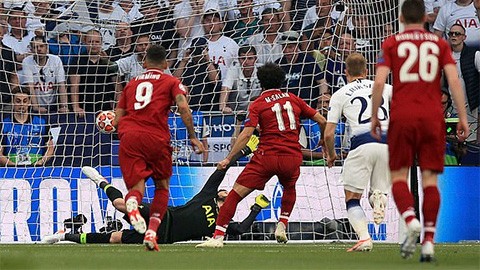 Mohamed Salah mở tỷ số cho Liverpool trước Tottenham.