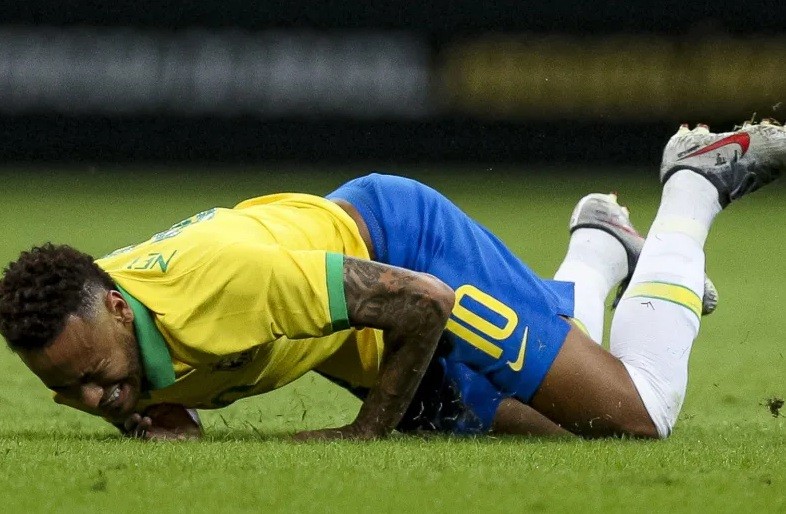 Vận đen liên tục bám theo Neymar.