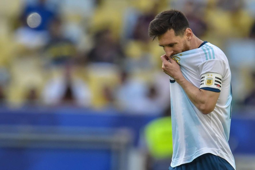 Messi phàn nàn về mặt sân tại Copa America 2019.