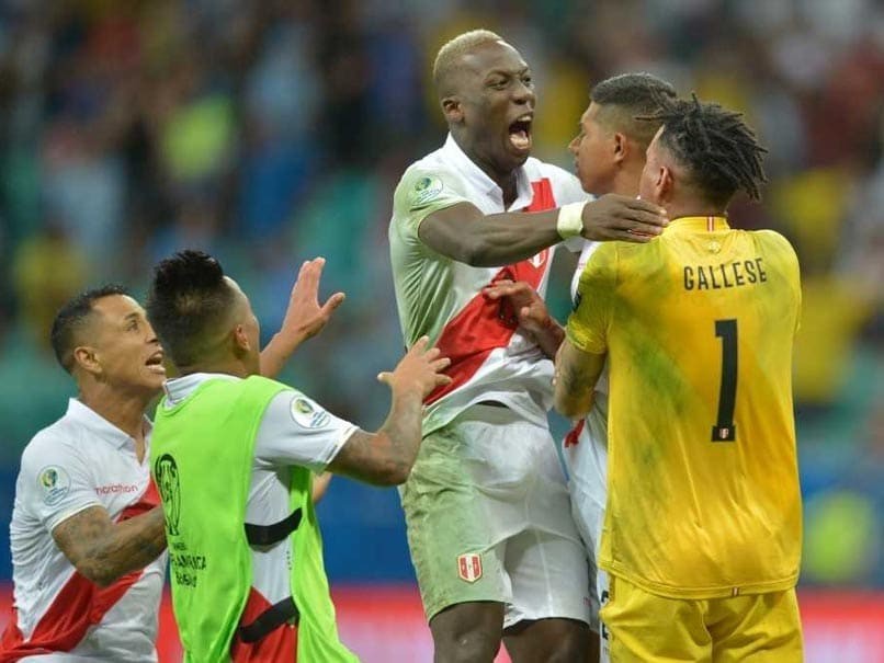 Niềm vui của các cầu thủ Peru sau khi vượt qua Uruguay.