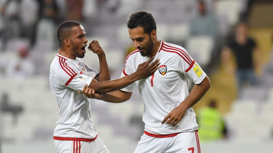 Ali Ahmed Mabkhout (phải) tỏa sáng giúp UAE ngược dòng trước Malaysia