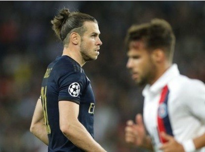Bale thất vọng vì bàn thắng bị VAR từ chối.