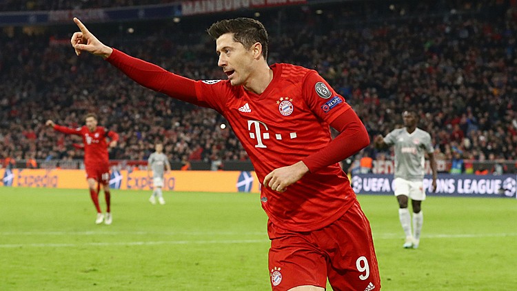 Robert Lewandowski ăn mừng bàn thắng cho Bayern Munich.