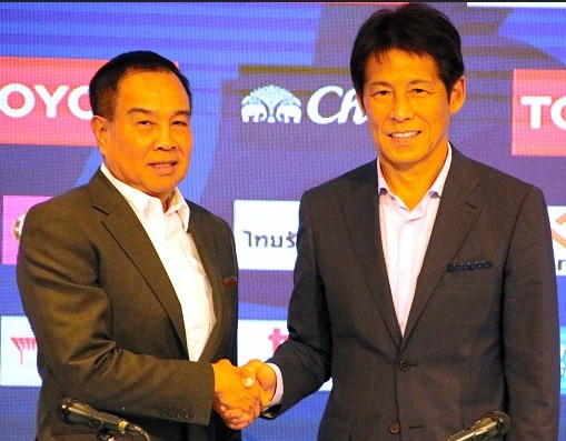 Chủ tịch Somyot và ông Nishino trong lễ ký hợp đồng đầu tiên hồi giữa tháng 7.