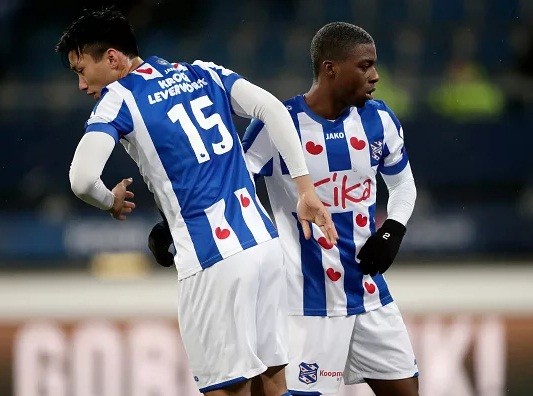 Đoàn Văn Hậu có màn ra mắt đội 1 SC Heerenveen.