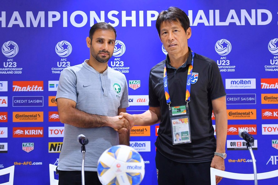 HLV Saad Ali Al Shehri của U23 Saudi Arabia bắt tay HLV Akira Nishino của U23 Thái Lan.