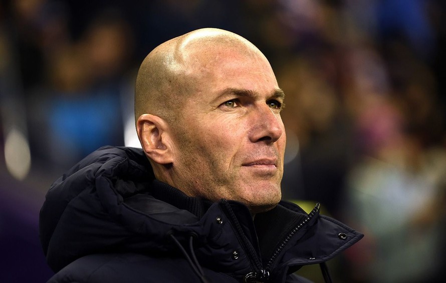 HLV Zinedine Zidane thất vọng khi Real Madrid thua ngược Man City 1-2.