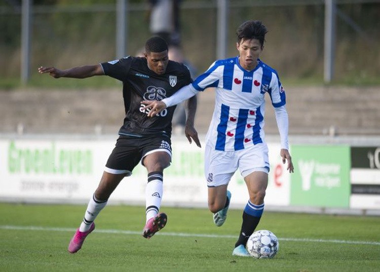 Đoàn Văn Hậu dính chấn thương khi thi đấu cho Jong SC Heerenveen.
