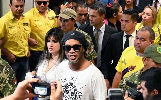 Ronaldinho bị bắt giữ tại Paraguay vì dùng hộ chiếu giả.