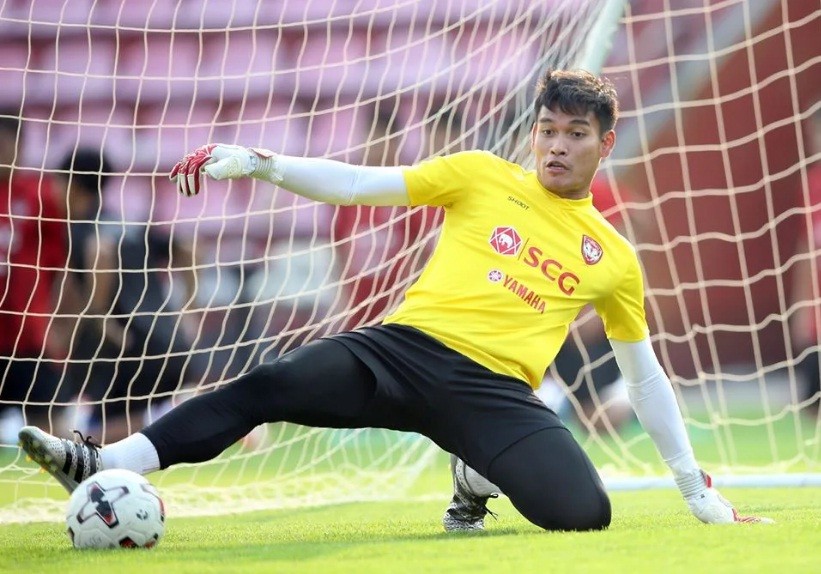 Somporn Yos lấy lại vị trí số 1 trong khung gỗ tại Muangthong United.