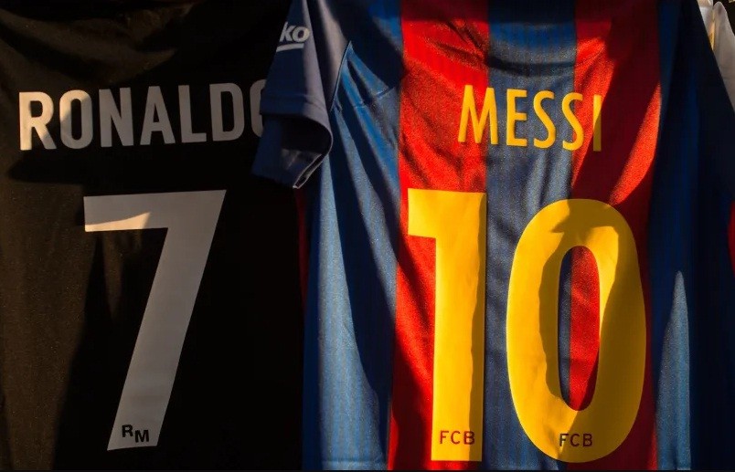 Lionel Messi và Cristiano Ronaldo tiếp tục đứng đầu về thu nhập trong giới bóng đá.