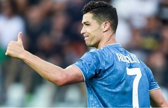 Cristiano Ronaldo vừa đồng ý giảm 30% lương trong 4 tháng tại Juventus.