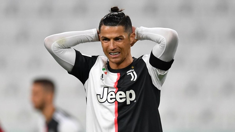 Cristiano Ronaldo cùng Juventus thua ngược 2-4 trước AC Milan.