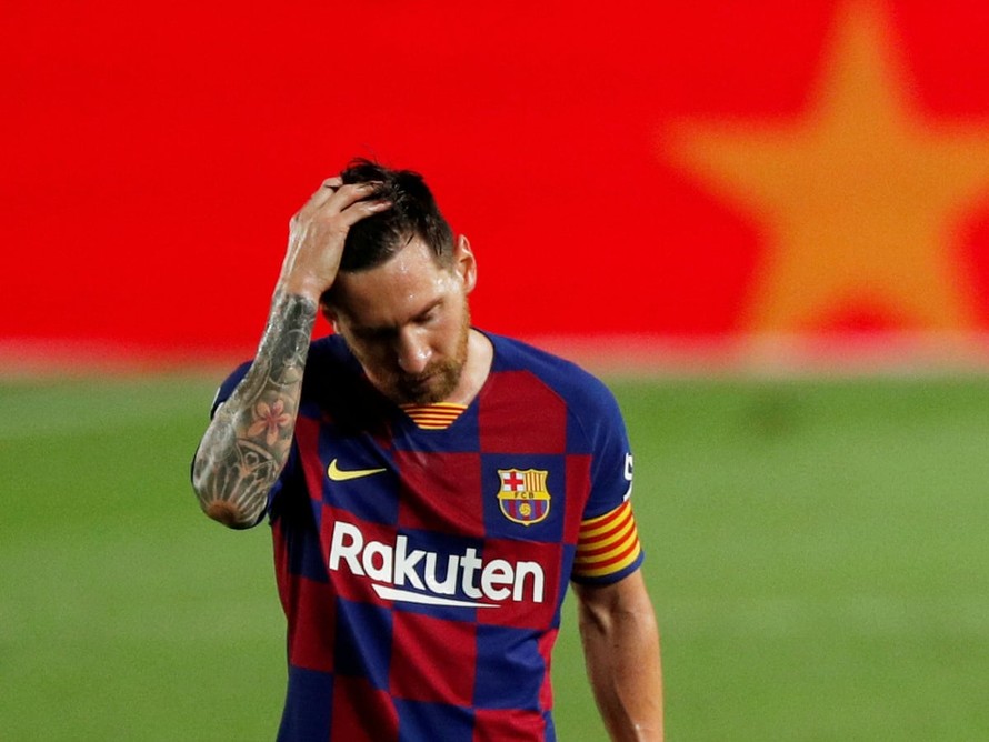 Messi thất vọng khi Barcelona để mất chức vô địch La Liga vào tay Real Madrid.